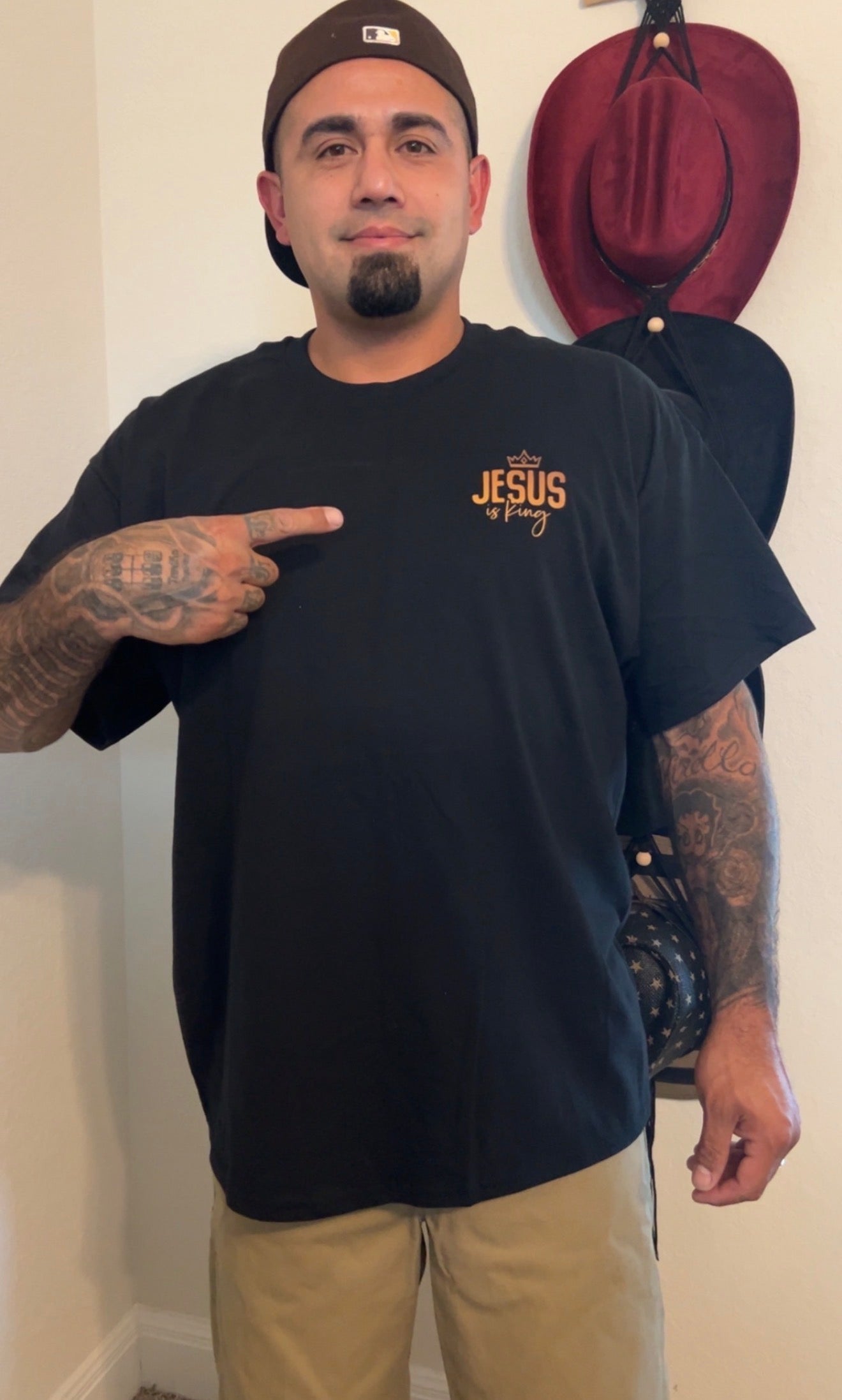 Model Jesus is King t shirt